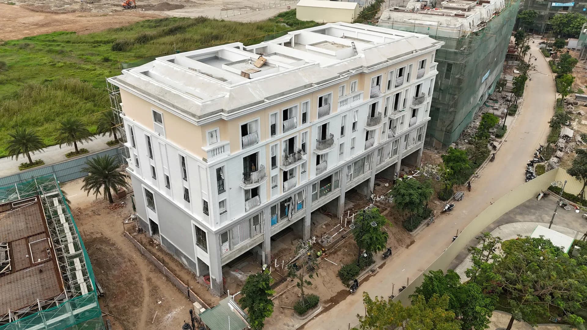 Dãy shophouse mặt tiền kiến trúc tân cổ điển đang hoàn thiện