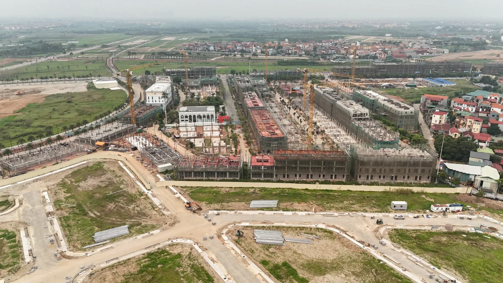 Toàn cảnh phân khu Hồng Phát nhìn từ trên cao với các dãy nhà và trục giao thông nội khu