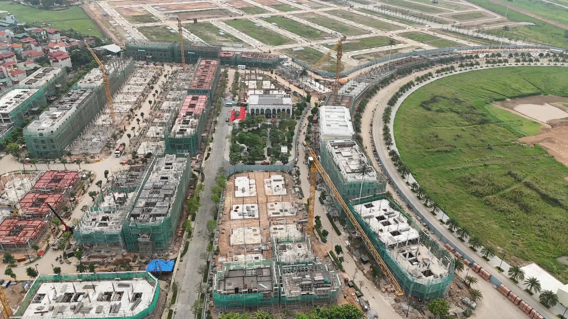 Toàn cảnh phân khu Hồng Phát — trục boulevard và các dãy nhà tân cổ điển, tháng 05/2026